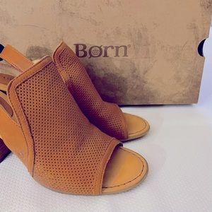 Born Sutra Perf  f39106  Brown 3 1/4’ Heel sandal Size 8